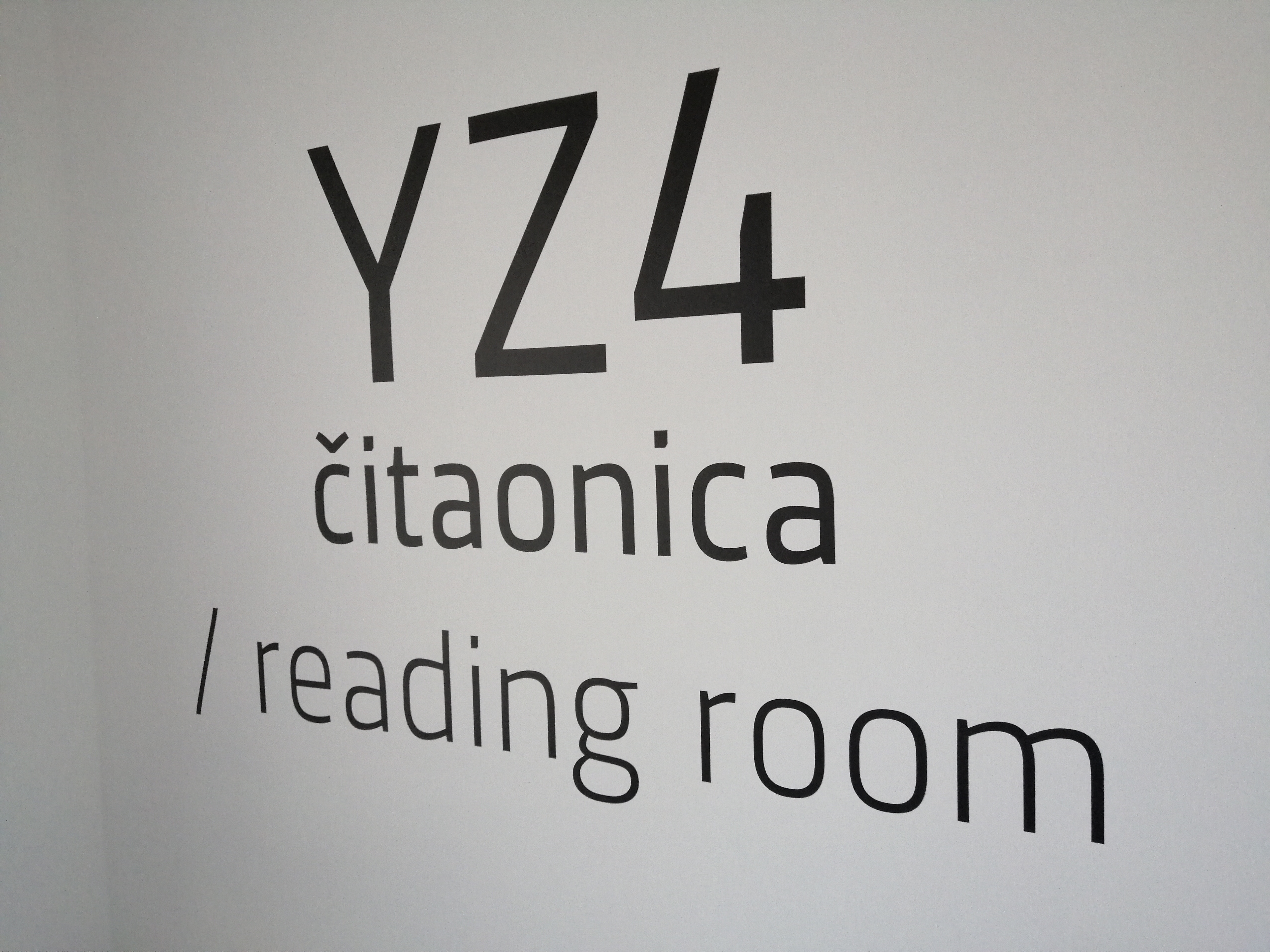 Wall sign reading YZ4 čitaonica / reading room at the Akademis Academia co-working space
