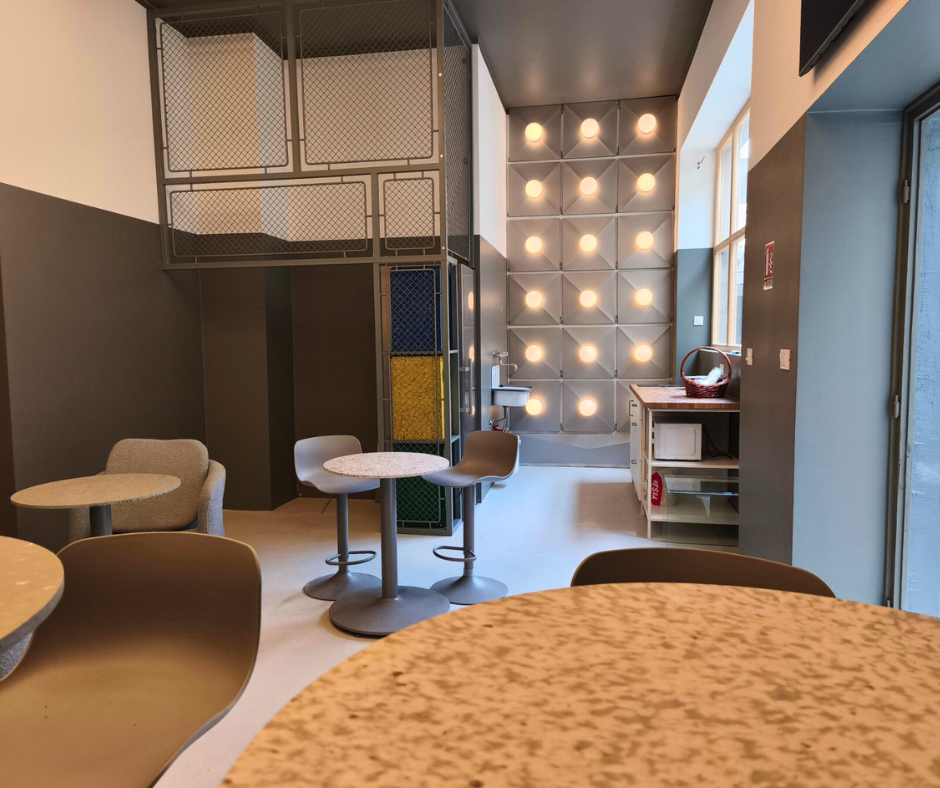 Offline Space interior in the TUP building with round tables, lit wall panels and a mini kitchen