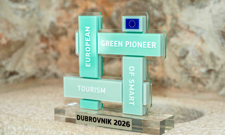 European Green Pioneer of Smart Tourism award trophy for Dubrovnik 2026